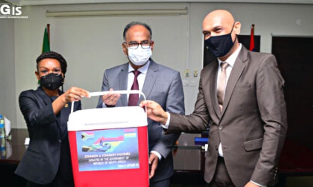 Mauritius receives 50 000 doses of Johnson and Johnson vaccines from South Africa