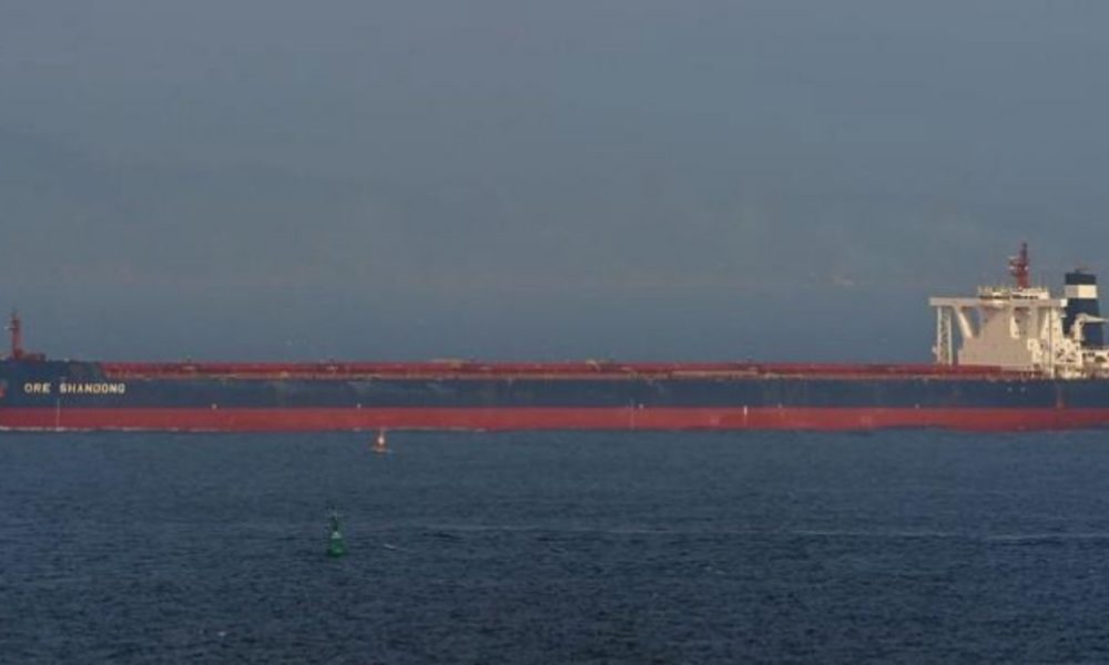 Bulk carrier drifting off the coast of St Brandon after losing power