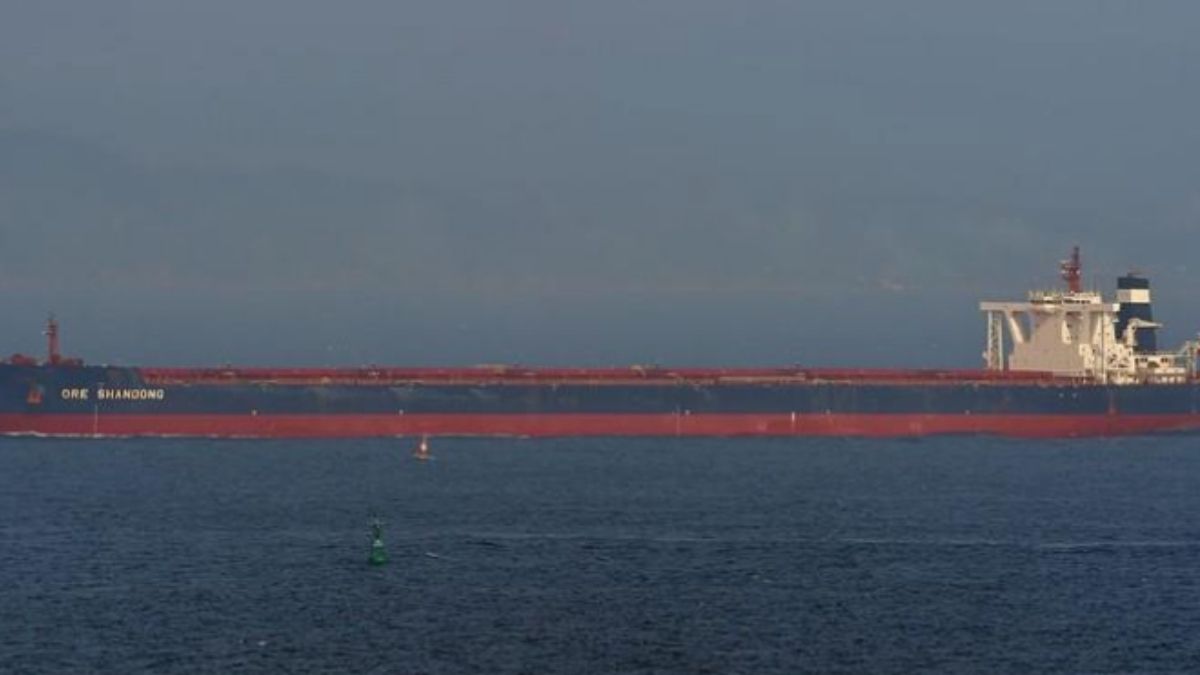 Bulk carrier drifting off the coast of St Brandon after losing power