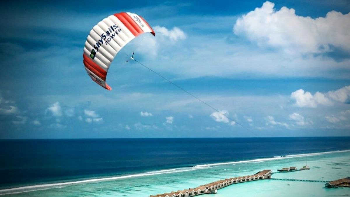 Massive kite over Mauritius generating carbon-free electricity