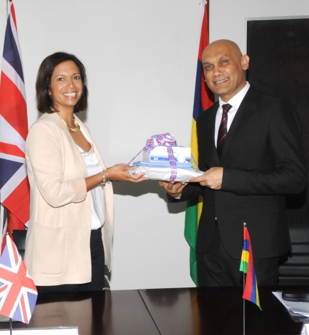 UK donates 500 000 Personal Protective Equipment to Mauritius