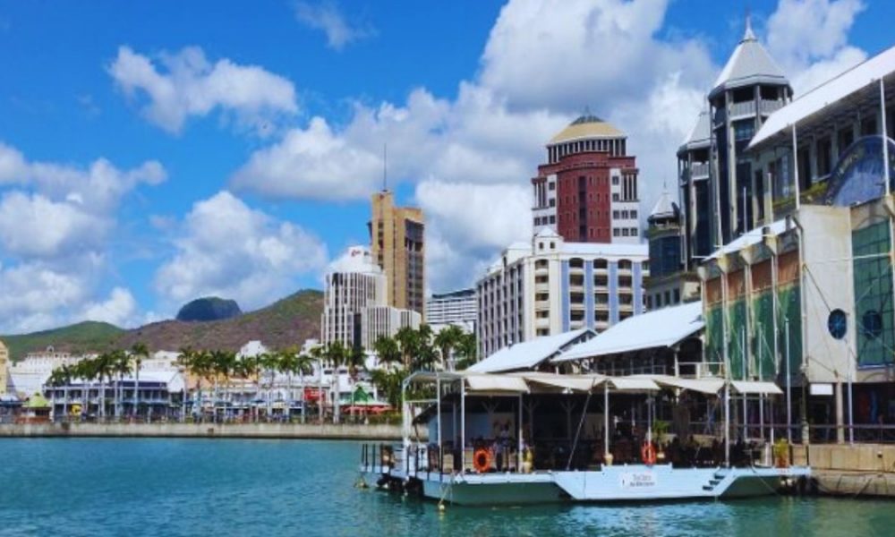 Heroic Dive: Taxi Driver Saves Drowning Sailor at Caudan Waterfront