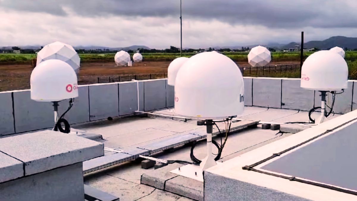 EutelSat & Emtel's 21 Satellite Antennas for Flying Internet Connection