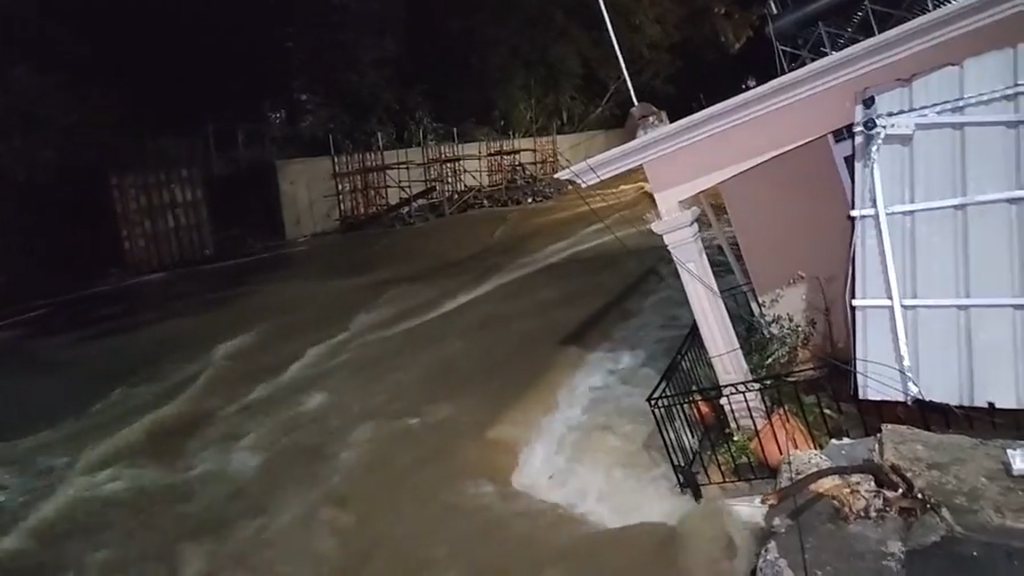 8 Escape Collapsing House during Torrential Rain