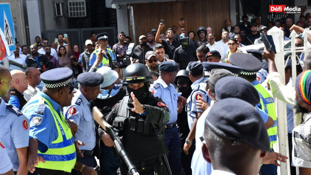 Angry Crowd Jeers Disgraced Ex-Cop Charged in Rs17Million Fraud Scheme