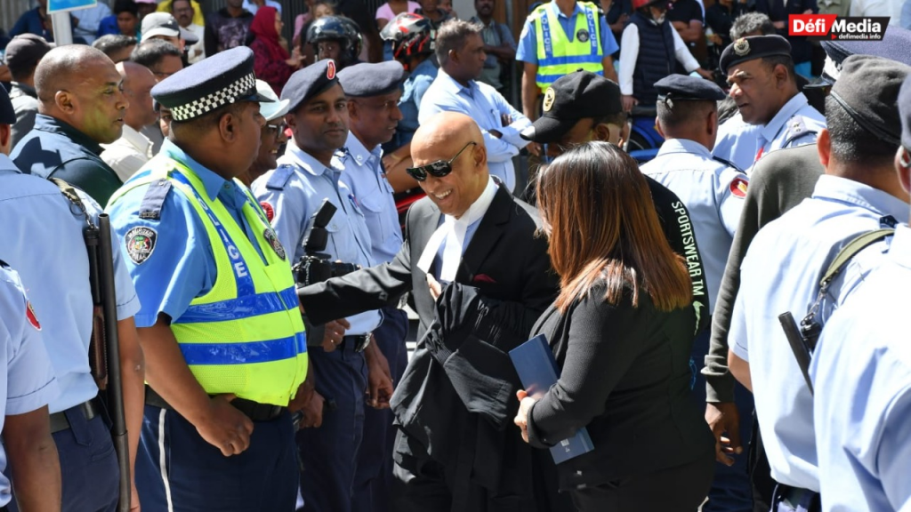 Angry Crowd Jeers Disgraced Ex-Cop Charged in Rs17Million Fraud Scheme