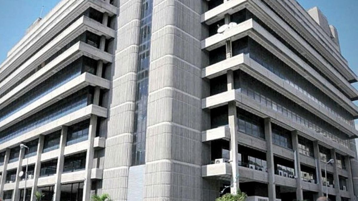 Asbestos Clean-Up Hits 3 Key Floors in Government Building