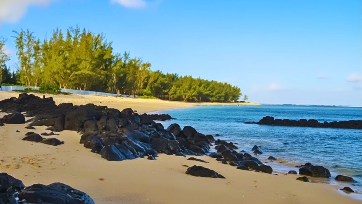 British Tourist Discovers Human Remains on Pomponette Beach