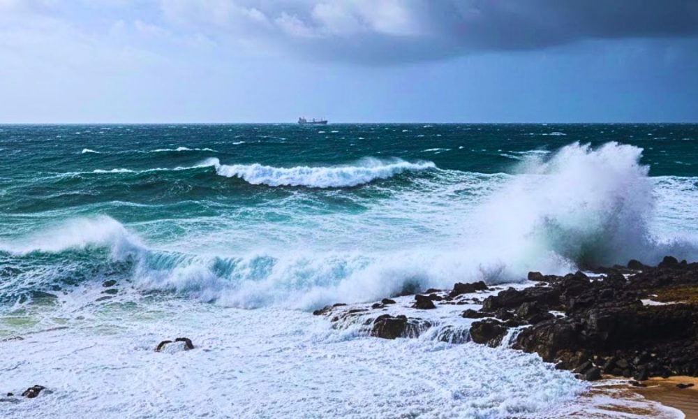 Warning: Stay Ashore as 2.5 Metre Swells Lash the Coast Beyond the Reefs