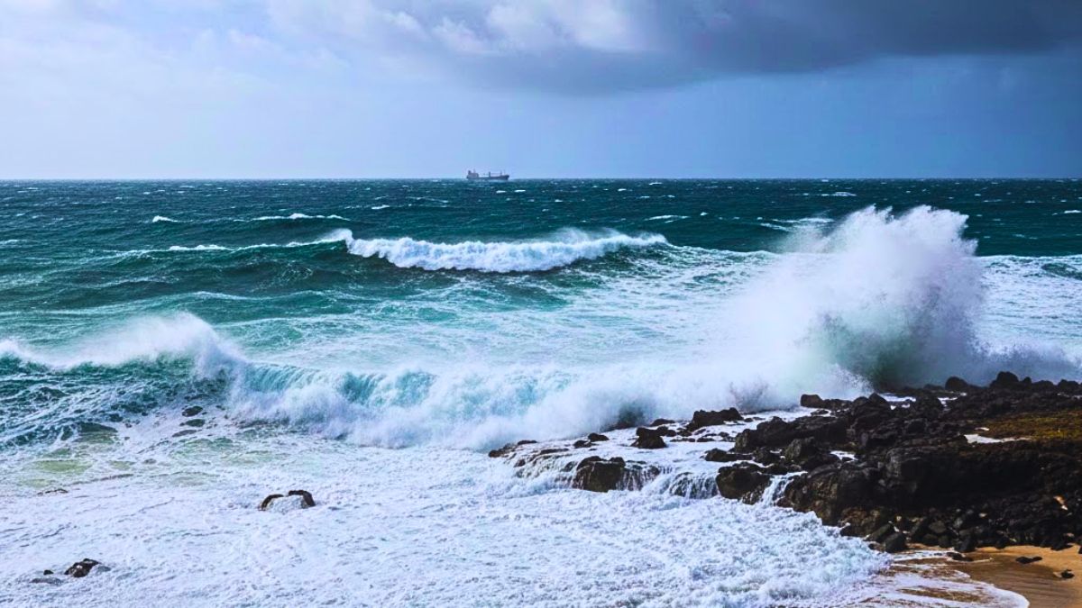 Warning: Stay Ashore as 2.5 Metre Swells Lash the Coast Beyond the Reefs